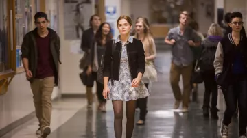 Vestido foral azul usado por Samantha Kingston (Zoey Deutch) como se ve en Before I fall
