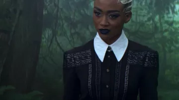 Noir bouton vers le haut de la robe portée par la Prudence de la Nuit (Tati Gabrielle) en Paralysant les Aventures de Sabrina S01E08