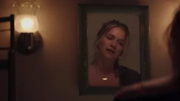 Collar usado por Guinevere Beck (Elizabeth Lail) como se ve en YOU S01E04