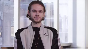 Givenchy Souvenir Blouson porté par Zedd dans Zedd décompose Ses Plus Emblématiques Pistes vidéo à partir de GQ