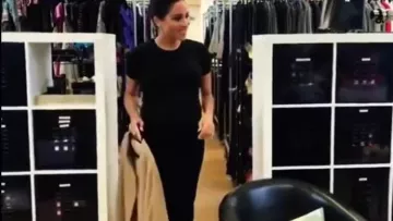 La robe de grossesse noire Hatch de Meghan Markle dans Meghan Markle Visita oficial como Patrona Real de Smart Works Charity