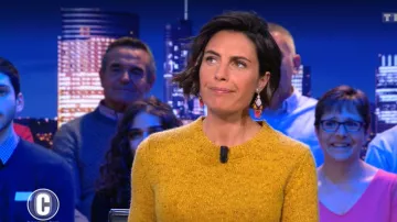 Los pendientes de plumas de Alessandra Sublet en C'est Canteloup del 10/01/2019