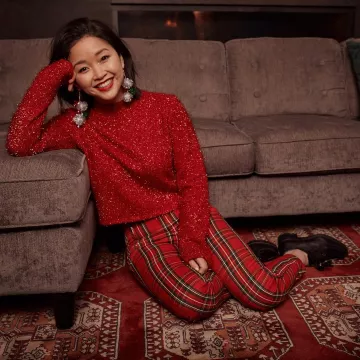 Pantalones a cuadros escoceses usados por Lana Condor en su cuenta de Instagram