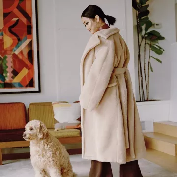 El abrigo beige que lleva Lana Condor en su cuenta de Instagram