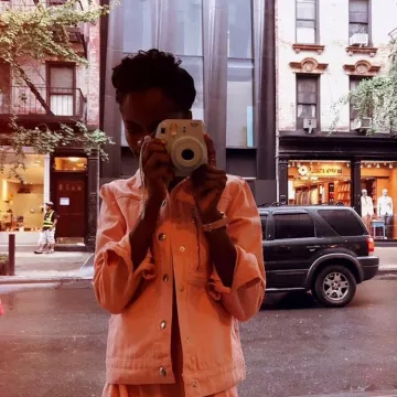 The camera Instax Mini 8 Letitia Wright on his account Instagram