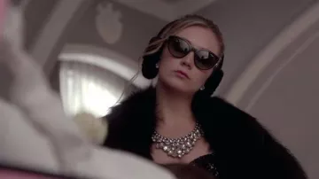Gafas de sol negras usadas por Chanel #3 (Billie Lourd) como se ve en Scream Queens S01E07