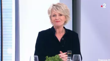 La camisa azul de terciopelo liso de Sophie Davant en el programa C'est au del 09/01/2019