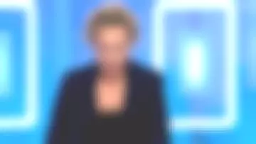 Le Caraco soie avec bordures dentelle de Caroline Roux dans C dans l'air du 03/01/2019