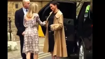 Le manteau Oscar De La Renta de Meghan Markle dans Meghan Markle Official Visit as the Royal Patron of Smart Works Charity