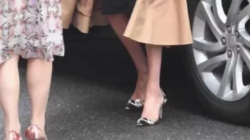 Les escarpins plexi Gianvito Rossi de Meghan Markle dans Duquesa Meghan realiza visita sorpresa a Smart Works Charity