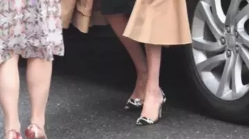 Les escarpins plexi Gianvito Rossi de Meghan Markle dans Duchess Meghan Makes Surprise Visit To Smart Works Charity