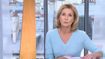 The v neck sweater in cashmere blue by Claire Chazal in free Entry to the 08/01/2019