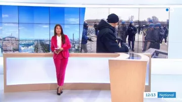 Le pantalon en velours fushia de Émilie Tran Nguyen dans 12/13 du 08/01/2019
