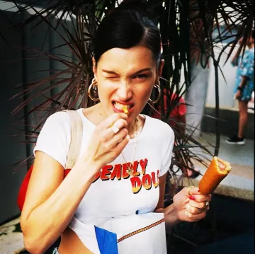 The crop top "the Deadly doll" Bella Hadid on his account Instagram @bellahadid