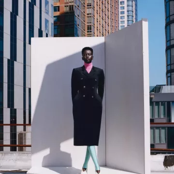 The coat's hourglass Adut Akech on the account Instagram @tylersphotos