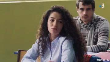 Camisa a rayas blancas y azul claro de Mila (Malika Alaoui) en Plus belle la vie S15E3709