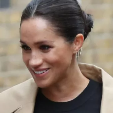 Los pendientes de Meghan Markle durante su visita sorpresa a Smart Works