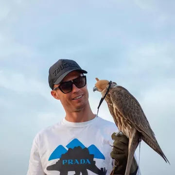 Lunettes De Soleil Givenchy Eyewear  à Monture Carrée portées par Cristiano Ronaldo sur le compte instagram de @cristiano