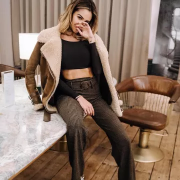 El top negro de Nabilla Benattia en la cuenta de instagram de @nabillanew