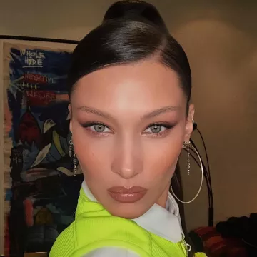 The earrings Chrome Hearts hoop Bella Hadid on his account Instagram @bellahadid