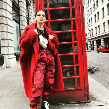 The pants camouflage red worn by Millie Bobby Brown on his account Instagram