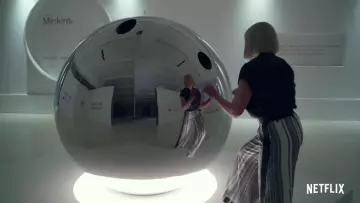 Le pantalon gris rayé de Gretchen (Toni Collette) dans Velvet Buzzsaw