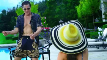 Le short de bain baroque de Johnny Knoxville dans Polar