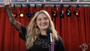 Urban Outfitters AC/DC Cropped Tee porté par Lainey Lewis (AJ Michalka) dans Scolarisés S01E01