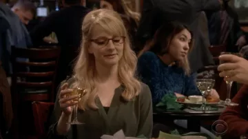The blouse NYDJ scope by Bernadette Rostenkowski (Melissa Rauch) The Big Bang Theory S12E12