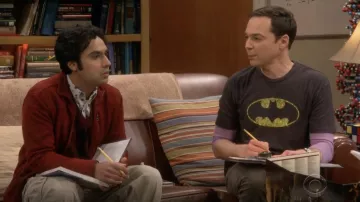 Le t-shirt noir Batman de Sheldon Cooper (Jim Parsons) dans The Big Bang Theory S12E12