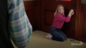 Le sweatshirt rose Cotton Citizen de Eleanor Shellstrop (Kristen Bell) dans The Good Place S03E10