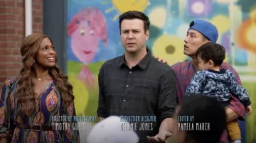 El Kooples Hindu Flower Print Silk Midi Dress usado por Poppy Banks (Kimrie Lewis) en Padres Solteros S01E11