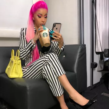 Le pantalon rayé noir et blanc porté par Cardi B sur son compte Instagram
