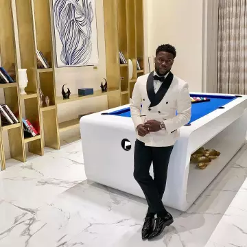 Balmain Tuxedo Jacket worn by Kevin Hart on his Instagram account (@kevinhart4real)