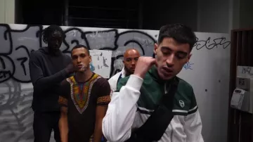 La veste de survêtement verte et blanche Sergio Tacchini de Tengo John dans son clip Interphone feat. Fa2l