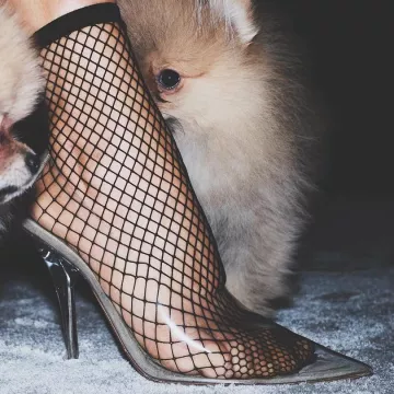 The socks fishnet stockings worn by Kim Kardashian on his account Instagram