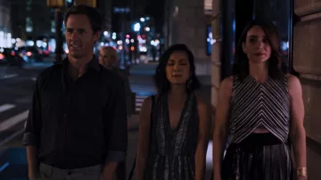 Proenza Schouler Re Edition Vestido de papel de aluminio plisado usado por Samantha Delmonico (Annie Parisse) en Friends from College S02E03