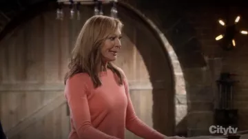 J.Crew Suéter de cuello redondo de cachemira de manga larga usado por Bonnie (Allison Janney) en Mom S06E12