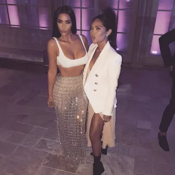 The skirt transparent tiles, golden Kim Kardashian on her account Instagram @kimkardashian