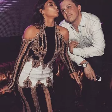 The gown of beaded black and white Kim Kardashian on her account Instagram @kimkardashian