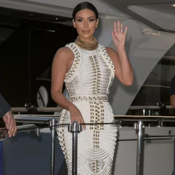 Le collier ras de cou doré porté par Kim Kardashian lors de la soirée Mail Online sur un yacht à Cannes le 18 juin 2014