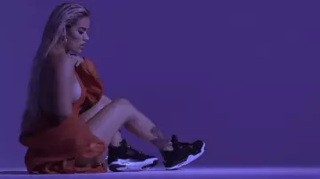 Nike Air Jordan 4 Retro "Royalty" usada por Karol G en su video musical Ahora Me Llama con Bad Bunny