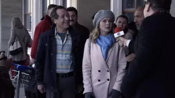 L'écharpe bleue portée par Amber (Rose McIver) dans A Christmas Prince: The Royal Wedding