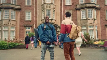 Pantalones a cuadros usados por Eric (Ncuti Gatwa) en Sex Education S01E01