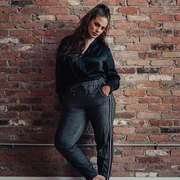 The body satin black, worn by Ashley Graham on his account Instagram