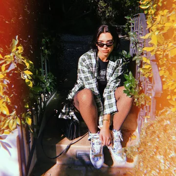Camiseta oversize BB usada por Dua Lipa en la cuenta de Instagram @dualipa