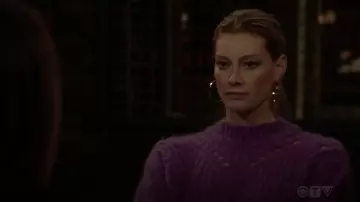 Isabel Marant Mohair & Wool Blend Purple Crop Sweater usado por Sadie Parker (Alyssa Sutherland) en Law & Order: Special Victims Unit S20E11