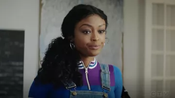 Urban Outfitters Hazel Demi-Manches Courtes Zip Pull porté par Ali plus Fine (Javicia Leslie) en Dieu demande d'ami Moi S01E13