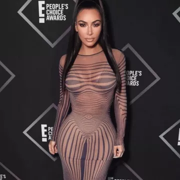 The dress long black striped Kim Kardashian during E! Peoples''s Choice Awards 2018