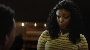 Cuello de tortuga a rayas amarillas carven usado por Ali Finer (Javicia Leslie) en God Friended Me S01E13